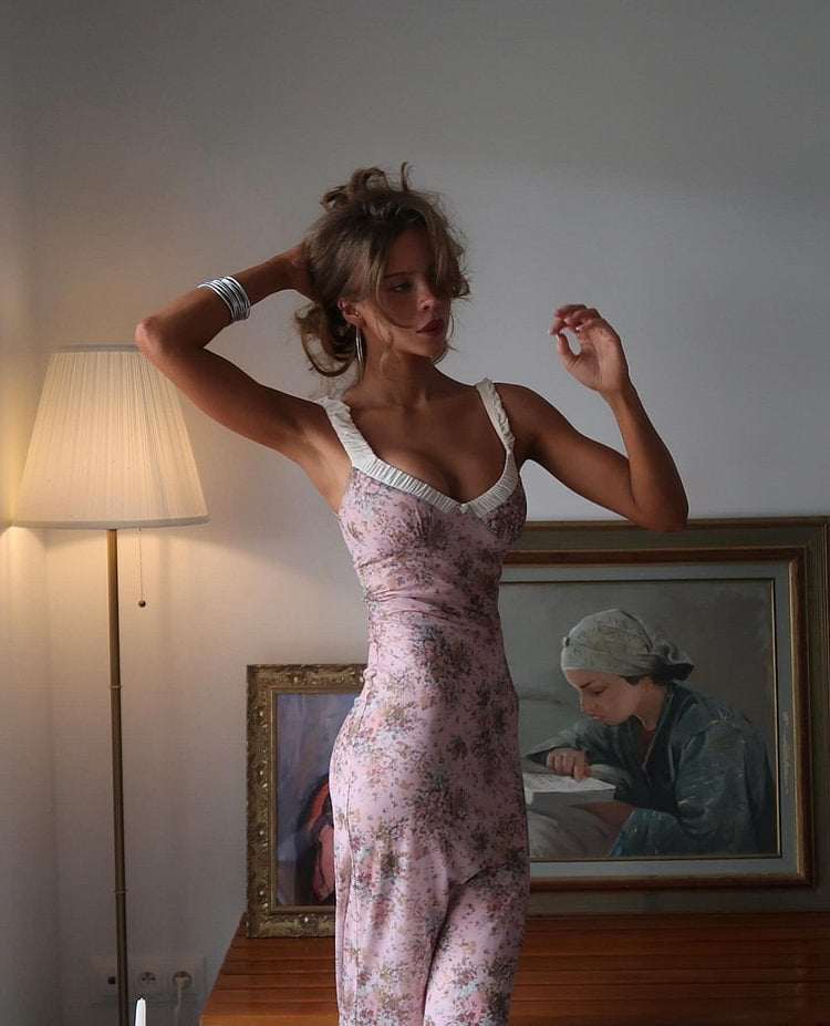 Damen Kleid mit zartem Blumenmuster und verführerischem V-Ausschnitt Drune