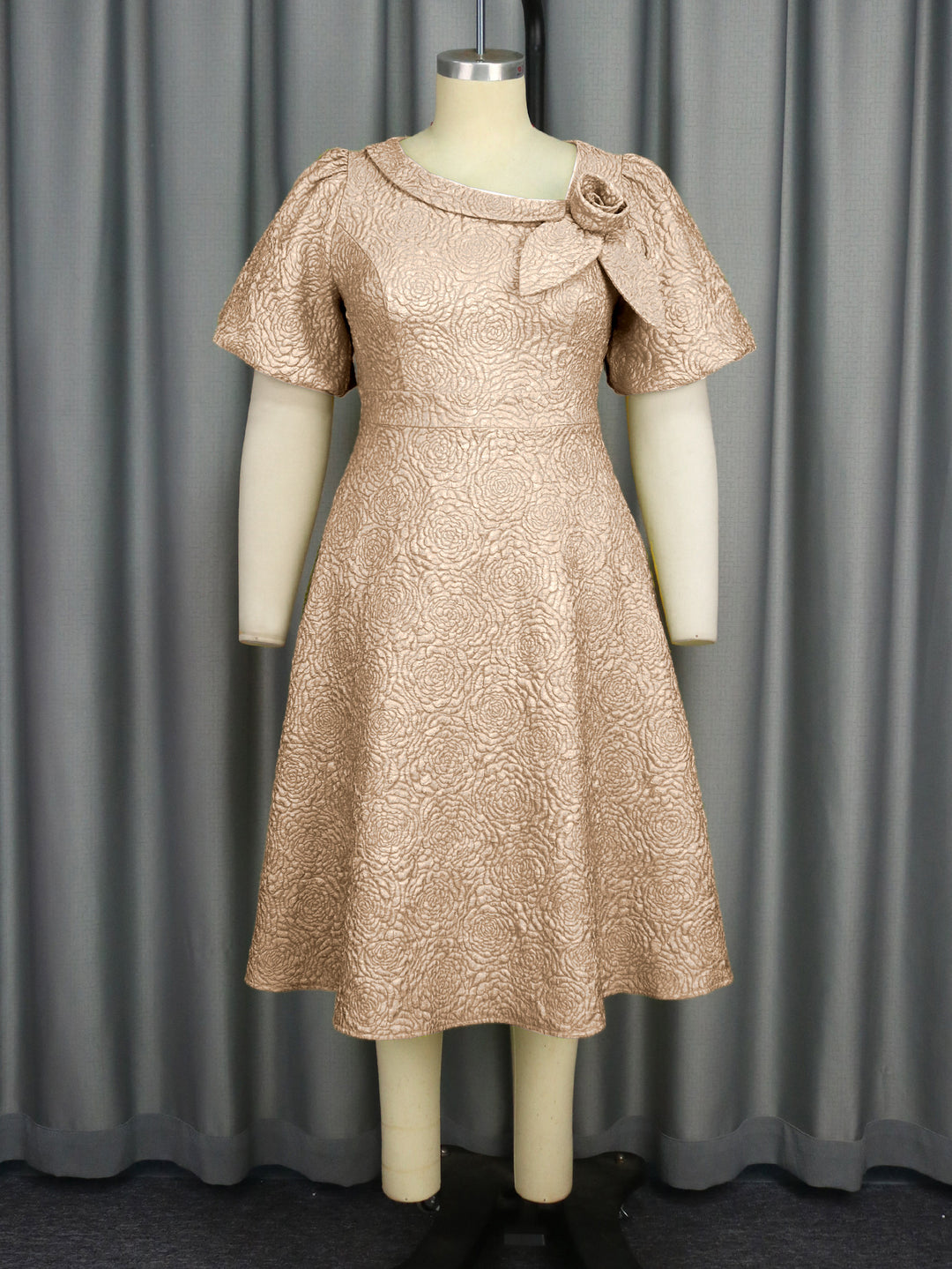 Damen Kleid mit elegantem Blumendruck und dekorativer Schleifenverzierung Drune