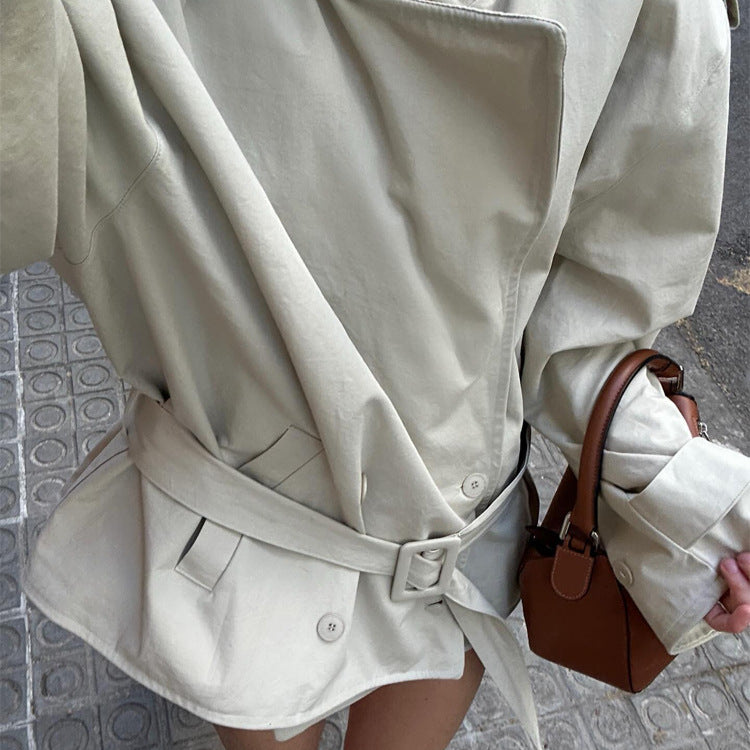 Damen Kurztrenchcoat aus Baumwollmix mit Taillengürtel & Schulterklappen Drune