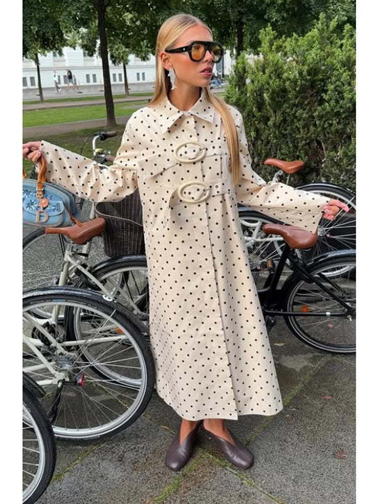 Damen Langer gepunkteter Trenchcoat mit übergroßem Revers und Zierösen Drune