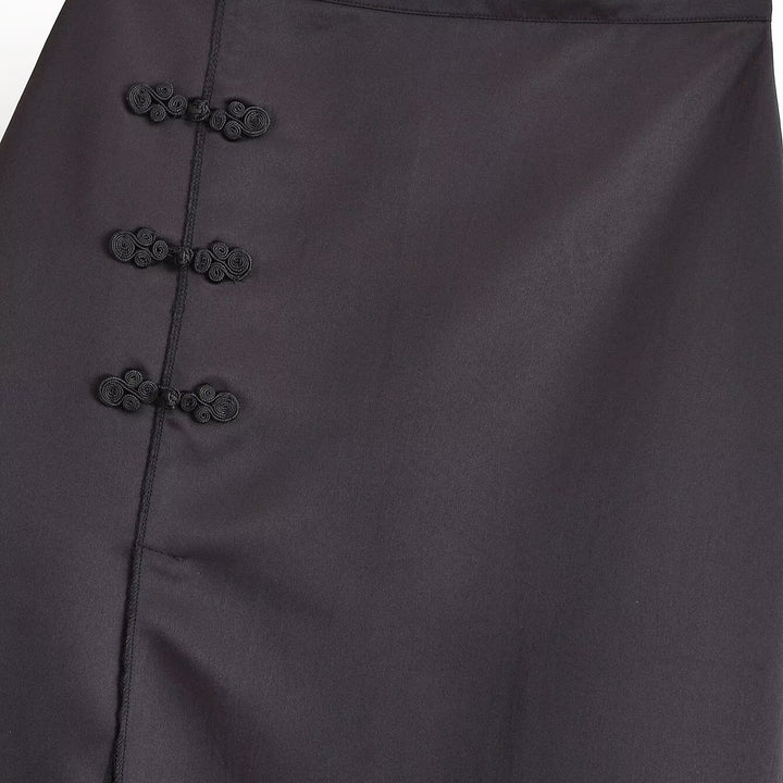 Damen Satin-Midirock mit hohem Bund, seitlichem Schlitz und dekorativen Froschverschlüssen Drune