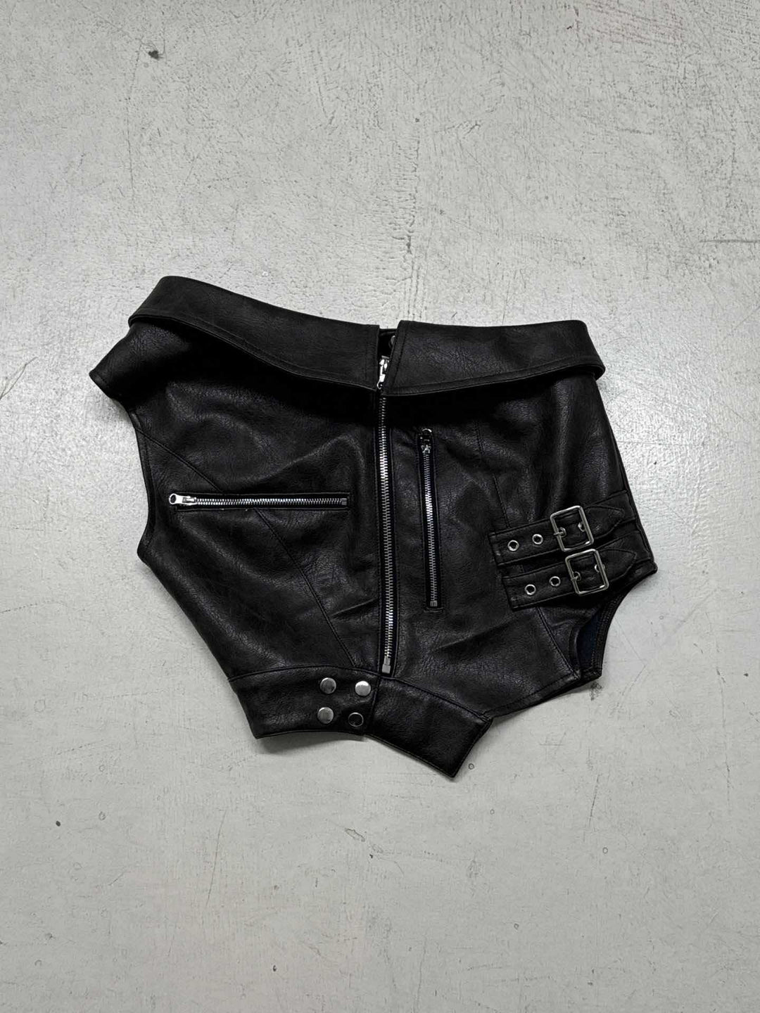 Damen hauteng geschnittene Kunstleder-Hotpants mit verstellbaren Schnallen Drune