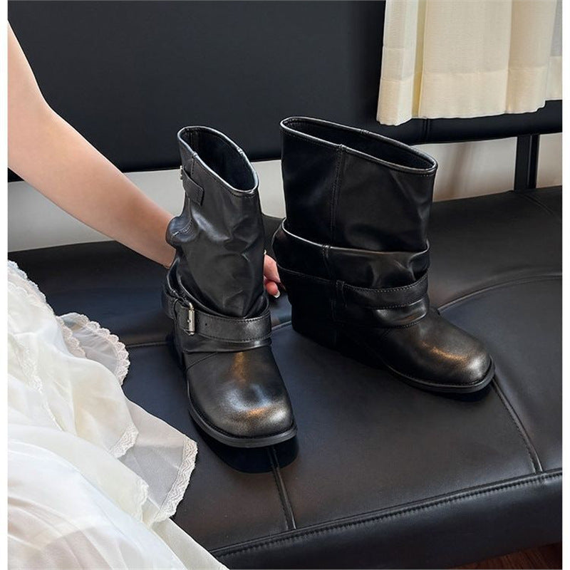 Damen Slouch‑Bikerstiefel mit gerafftem Schaft, Zierschnalle und flachem Profilabsatz Drune