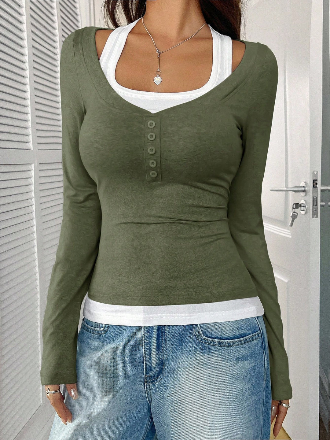 Damen Figurbetontes Langarmshirt mit U-Ausschnitt und Knopfleiste Drune
