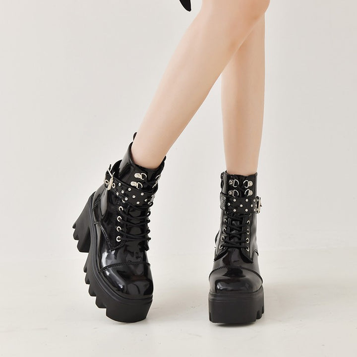 Damen Plateau-Combat-Boots mit Nieten- und Schnallenriemen, hochgeschnittener Schnürung und profilierter Wellenlaufsohle Drune