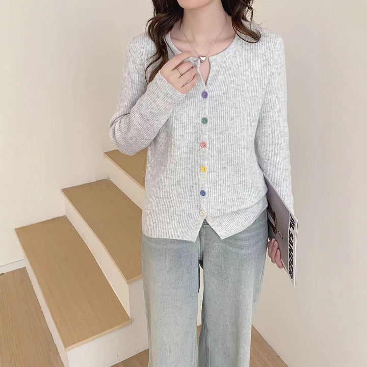 Damen kuscheliga Strickjacke mit bunten Knopfdetails und feiner Rippstruktur Drune