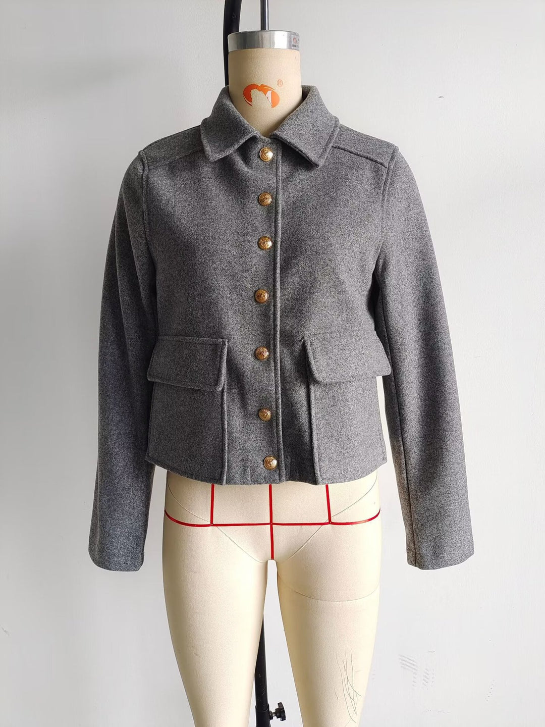 Damen Kurztaillierte Wolljacke mit Zierknöpfen und Pattentaschen Drune
