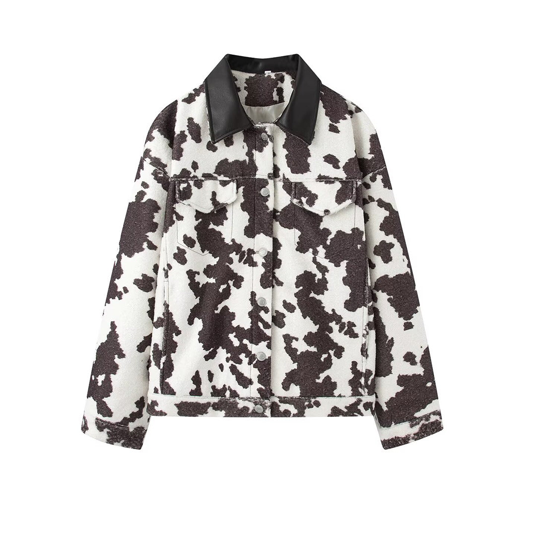 Damen Kurzjacke im Trucker‑Stil mit Kuhfleckenmuster und Kunstlederkragen Drune