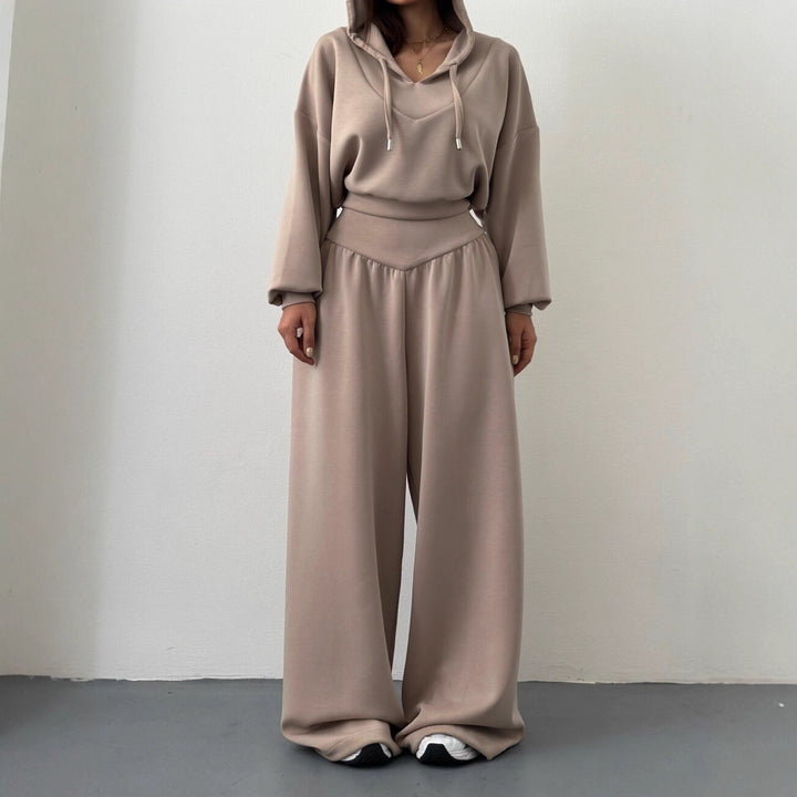 Damen Cropped Hoodie und weite Freizeithosen Kombination mit modischem Schnitt