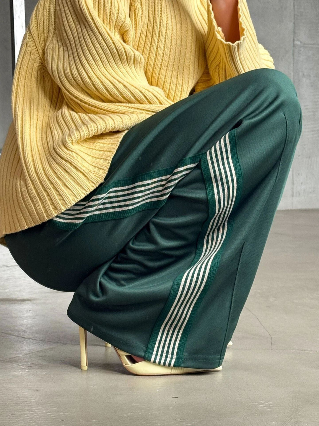 Damen weite Sporthose mit diagonalen Streifen Drune
