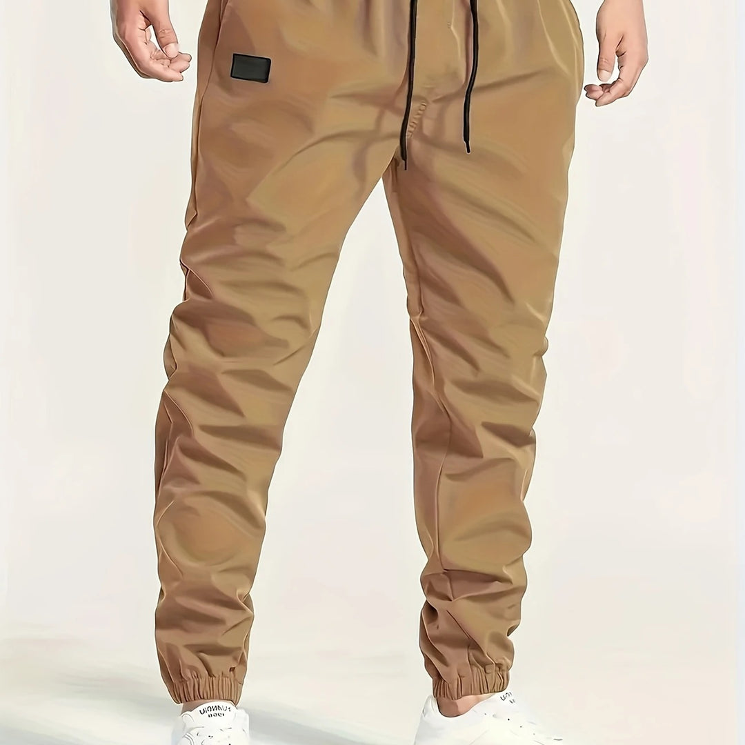 Herren Slim‑Tapered Tech‑Joggerhose mit Tunnelzugbund, elastischen Knöchelbündchen und funktionalen Seitentaschen Drune