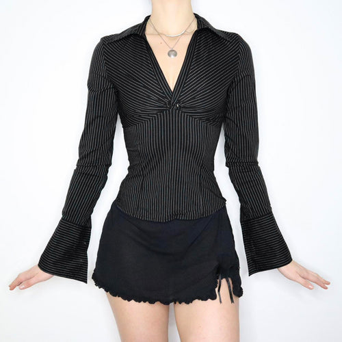 Damen Figurbetontes Langarmshirt mit Hemdkragen und Twist-Detail Drune