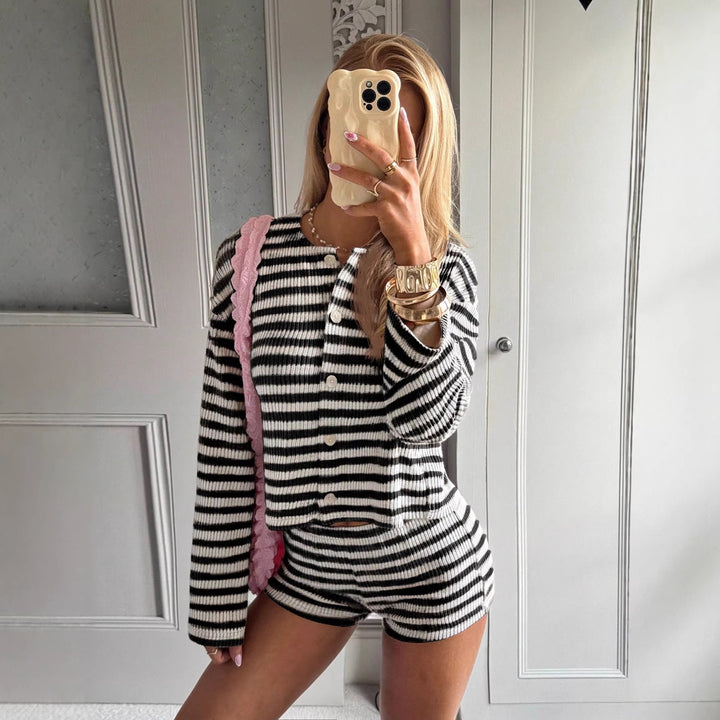 Damen nan gestreiftes Feinstrick-Loungewear-Set mit Knopfleiste und Highwaist-Shorts Drune