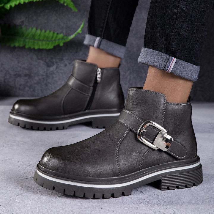 Herren knöchelhohe Lederoptik-Stiefelette mit dekorativer Metallschnalle und profilierter Gummisohle Drune