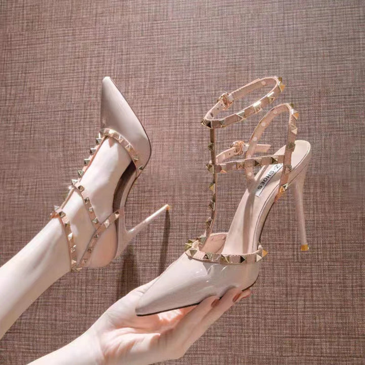 Damen Spitzen T-Strap Stiletto-Sandalette mit Pyramidnieten und verstellbarem Knöchelriemen Drune