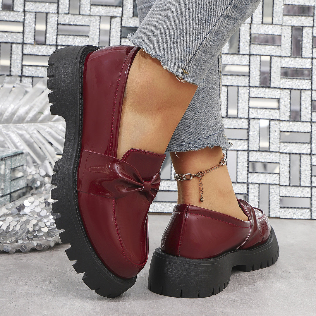 Damen  glänzende Plateau-Loafer mit übergroßer Schleifenapplikation und profilierter Gummisohle Drune