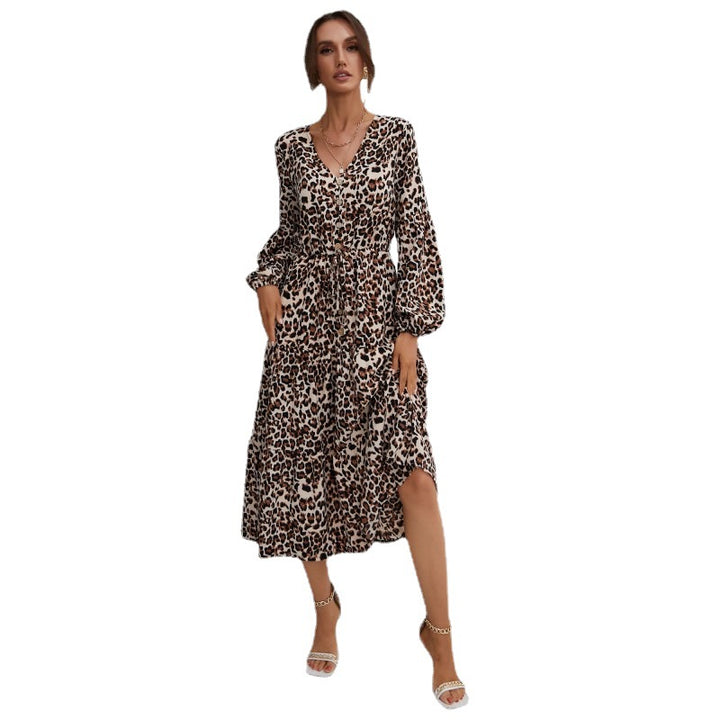 Damen Midikleid im Leo-Print mit V‑Ausschnitt, Knopfleiste, Kordeltaillen und Stufenrock Drune