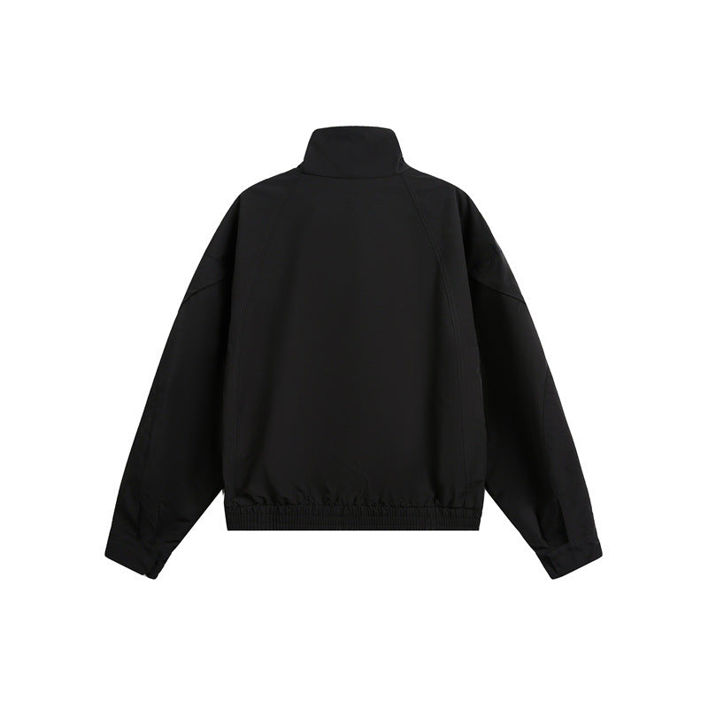 Unisex Kurzblouson im minimalistischen Tech‑Stoff mit Funnelkragen und verdeckter Frontblende Drune
