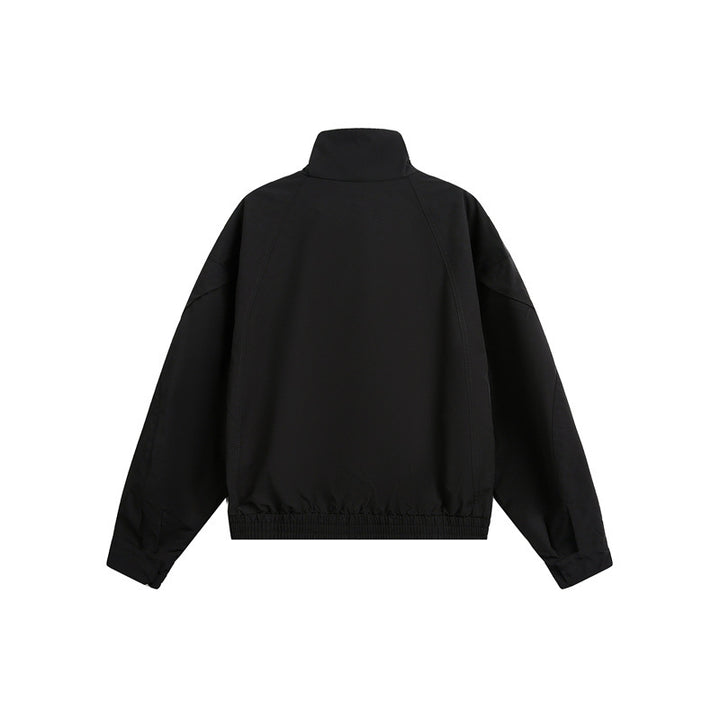 Unisex Kurzblouson im minimalistischen Tech‑Stoff mit Funnelkragen und verdeckter Frontblende Drune