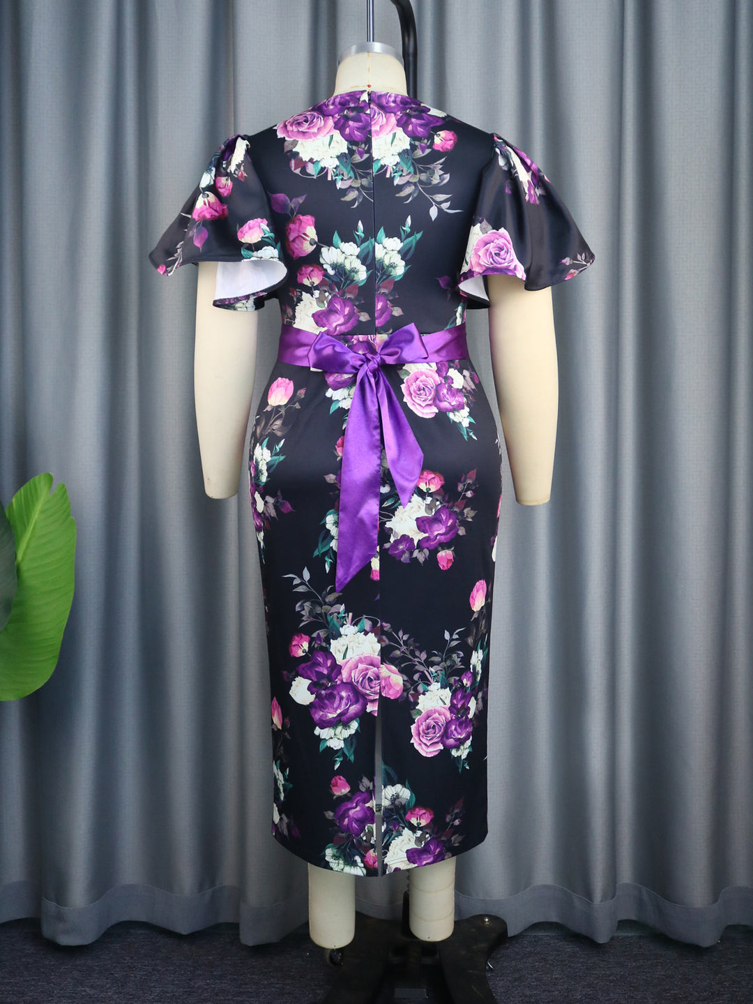 Damen figurbetontes Kleid mit floralen Akzenten Drune
