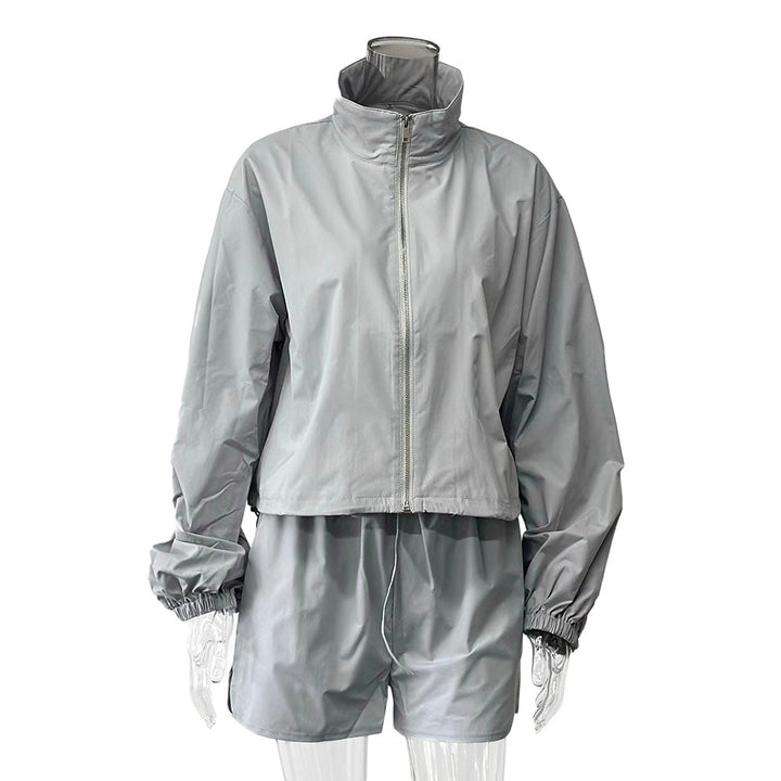 Damen stylisches Sportoutfit mit reißfestem Windbreaker und luftigen Shorts Drune