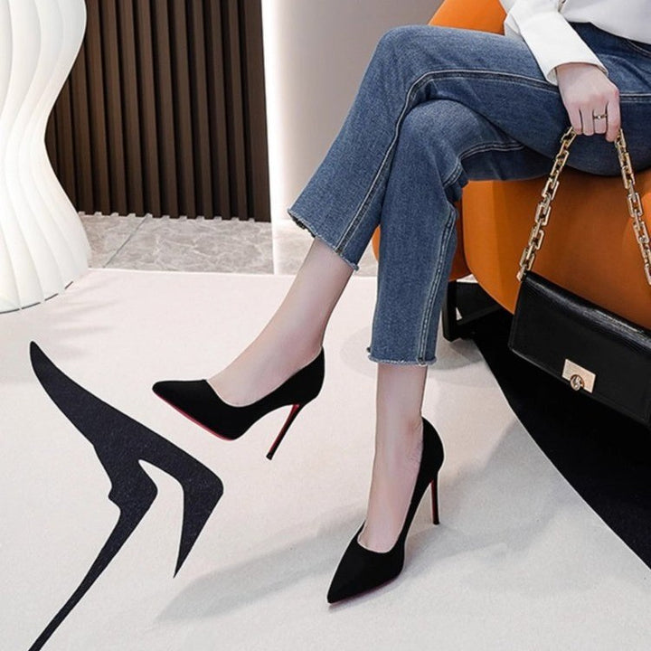 Damen Elegante spitz zulaufende Velours‑Pumps mit kontrastierender roter Laufsohle und schmalem Stiletto Drune