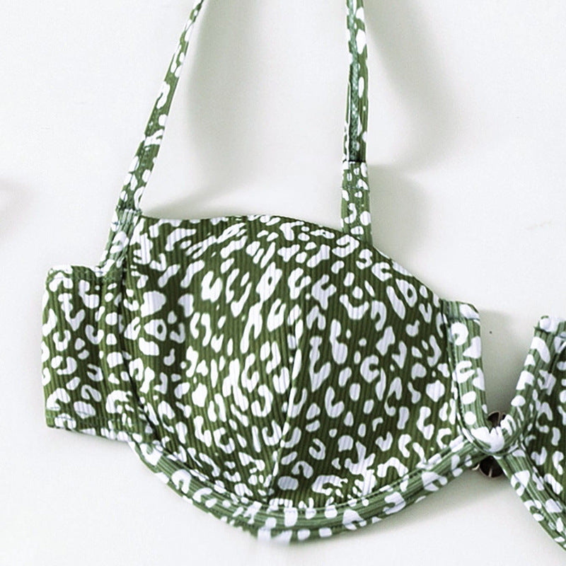 Damen Bikini-Set mit einem modernen Tiermotiv und elegantem Wickelrock Drune