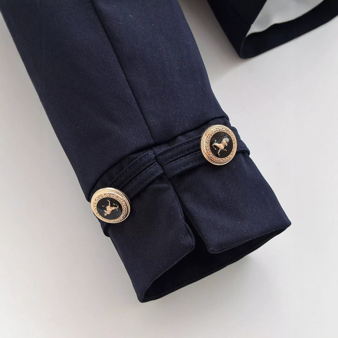 Damen Kurzblazer mit Stehkragen, goldfarbenen Zierknöpfen und Pattentaschen Drune