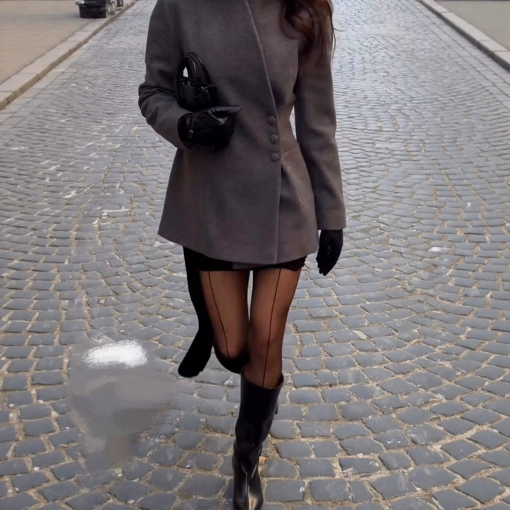 Damen Kurzblazer-Mantel mit asymmetrischer Drapierung und dekorativer Knopfreihe Drune