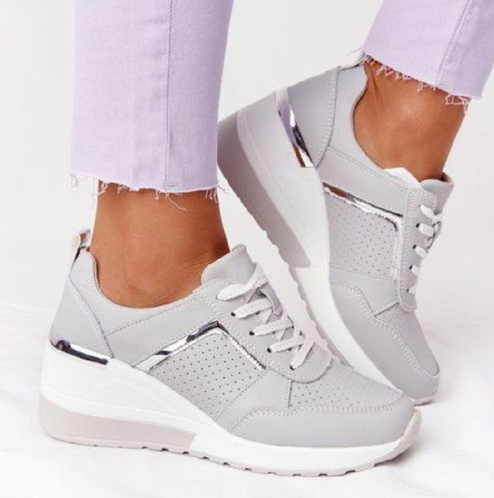 Damen Keil-Sneaker mit perforiertem Obermaterial, gepolstertem Komfortkragen und reflektierenden Metalldetails Drune