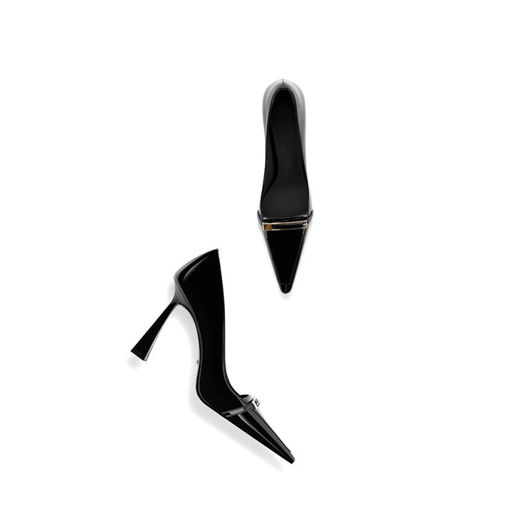 Damen Spitz zulaufende Lack‑Pumps mit skulptiertem Fersenprofil und Schmuckspange Drune
