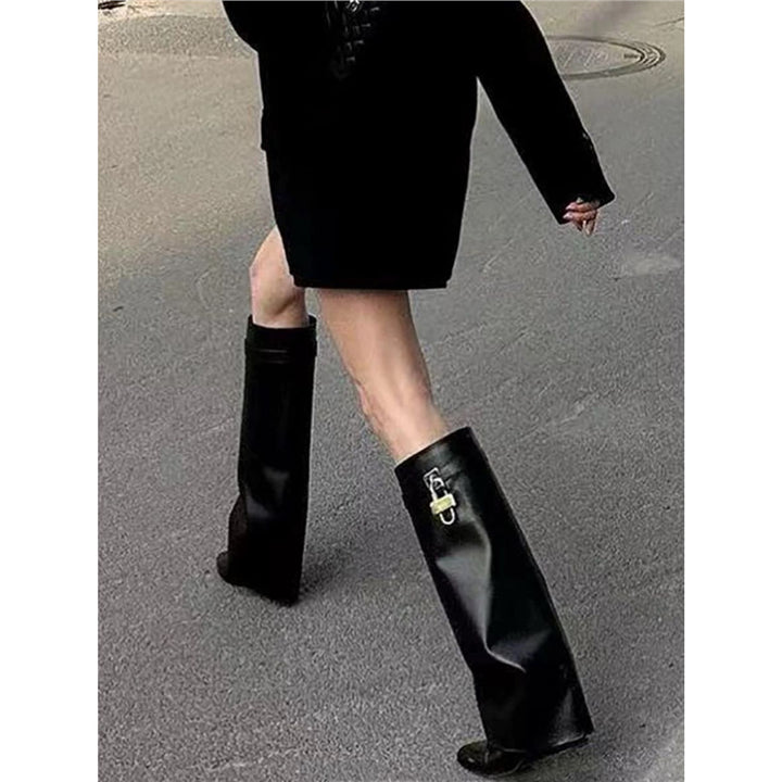 Damen kniehohe Lederstiefel mit geradem Schaft, flacher Sohle und Zierschloss Drune