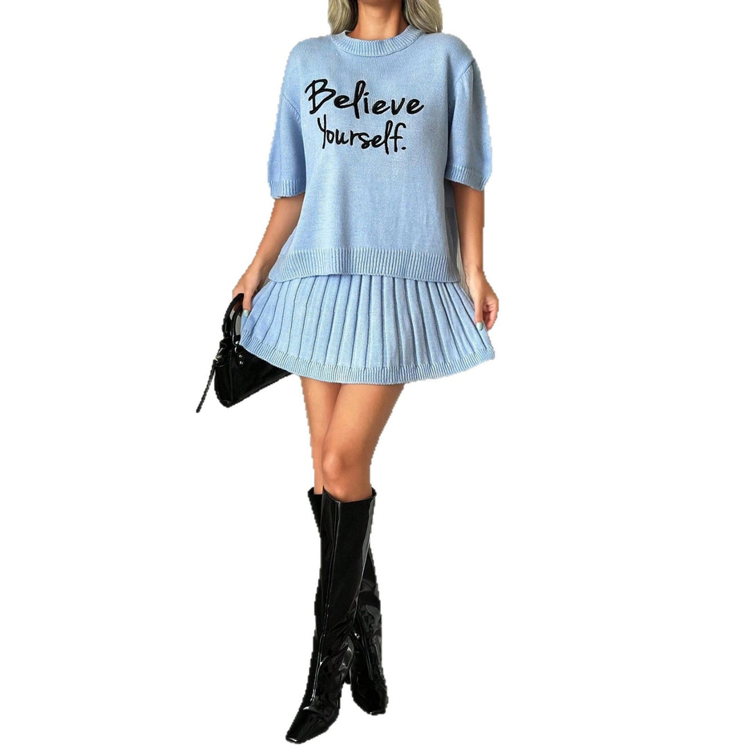 Damen Strickkleid mit einzigartigem Faltenrock und grafischem Aufdruck Drune