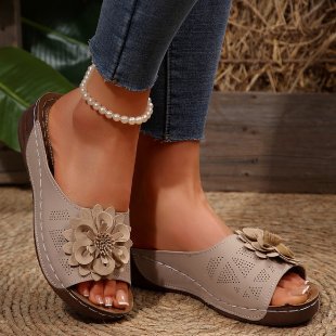 Damen Offene Zehen-Pantoletten mit Blumenapplikation, perforiertem Obermaterial und ergonomischer Keilsohle Drune