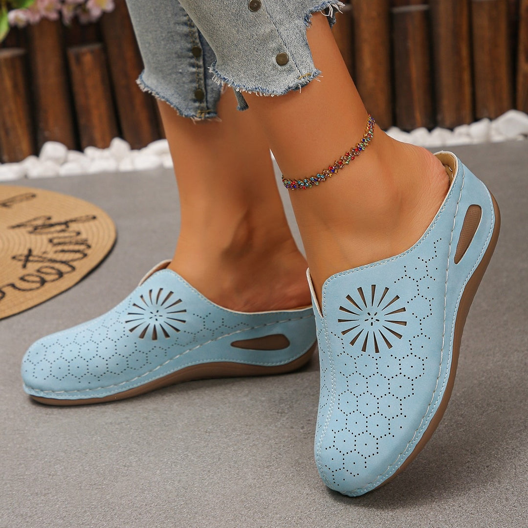 Damen Bequeme Perforierte Slipper-Mules mit Blumenstanzung und gepolstertem Fußbett Drune