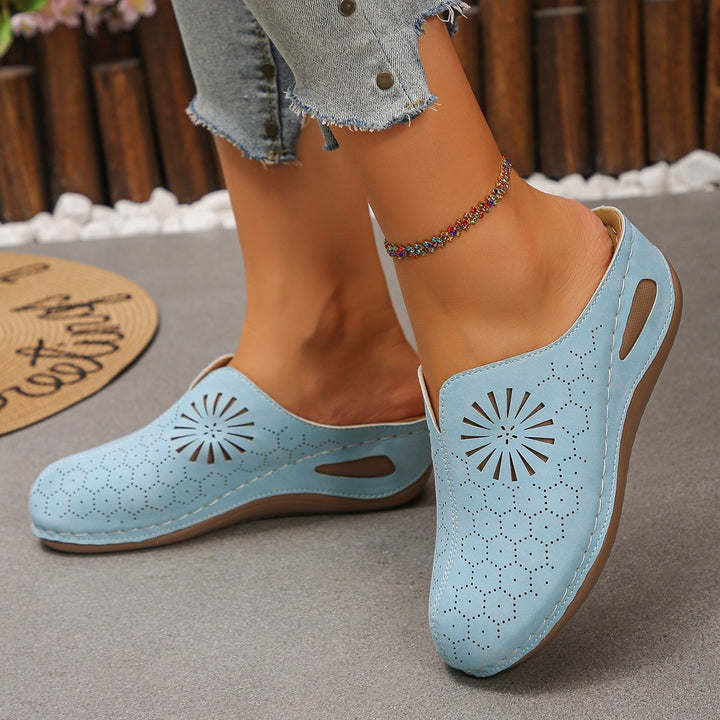 Damen Bequeme Perforierte Slipper-Mules mit Blumenstanzung und gepolstertem Fußbett Drune