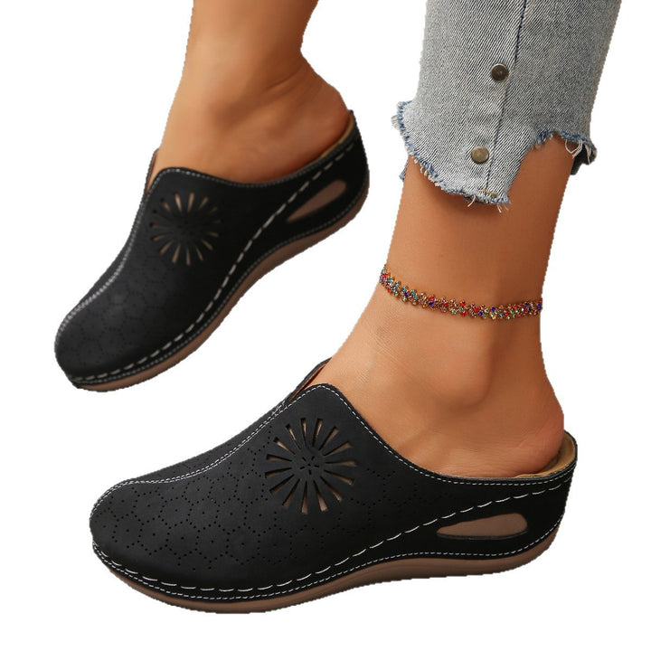 Damen Bequeme Perforierte Slipper-Mules mit Blumenstanzung und gepolstertem Fußbett Drune