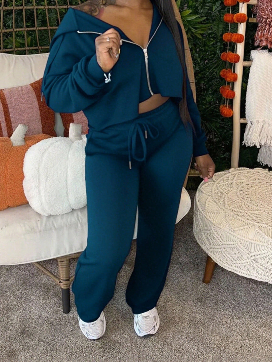 Damen sportliches Set aus cropped Kapuzenpullover und lässigen Jogginghosen mit Kordelzug