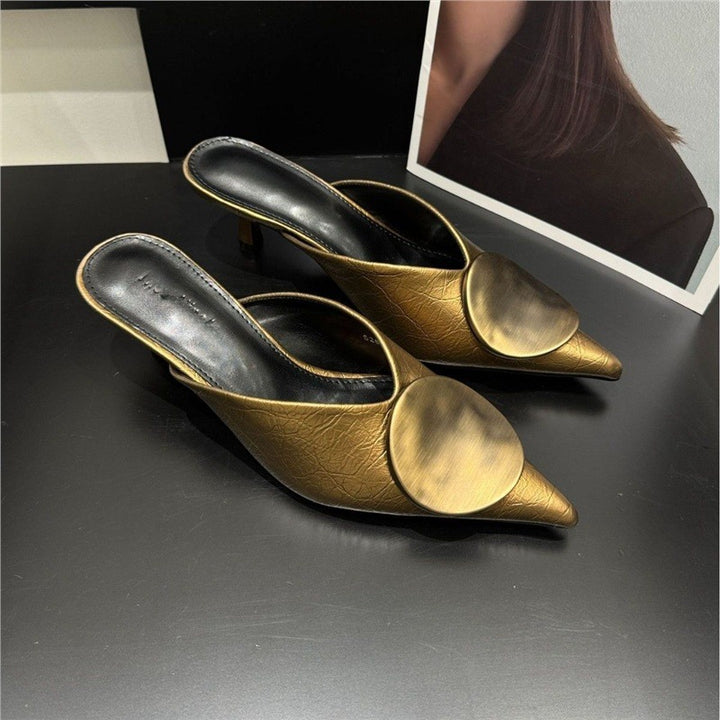 Damen spitz zulaufende Mule mit niedrigem Kitten‑Heel und dekorativer Metallplakette Drune