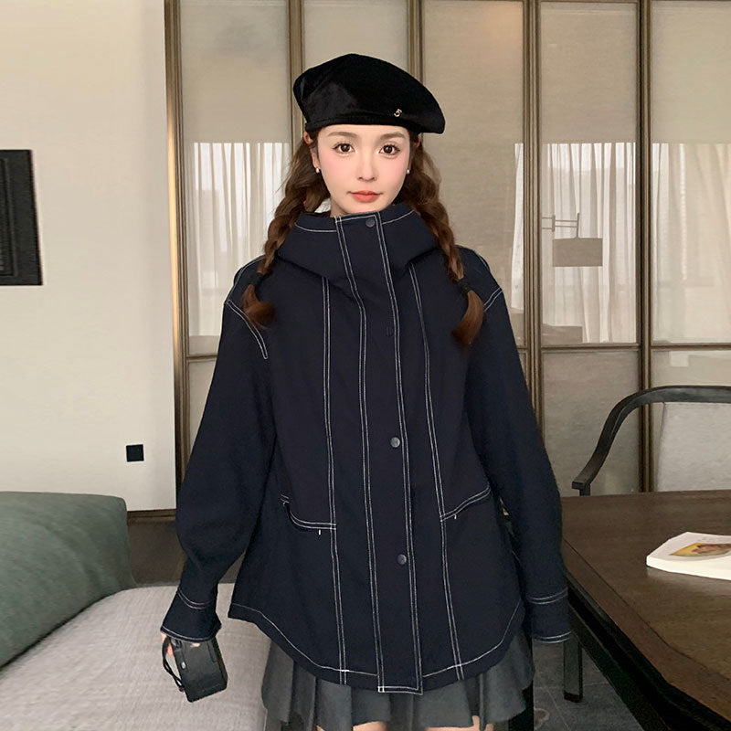 Damen Kurzjacke mit hohem Stehkragen, kontrastierenden Ziernähten und kastiger Oversize‑Silhouette Drune