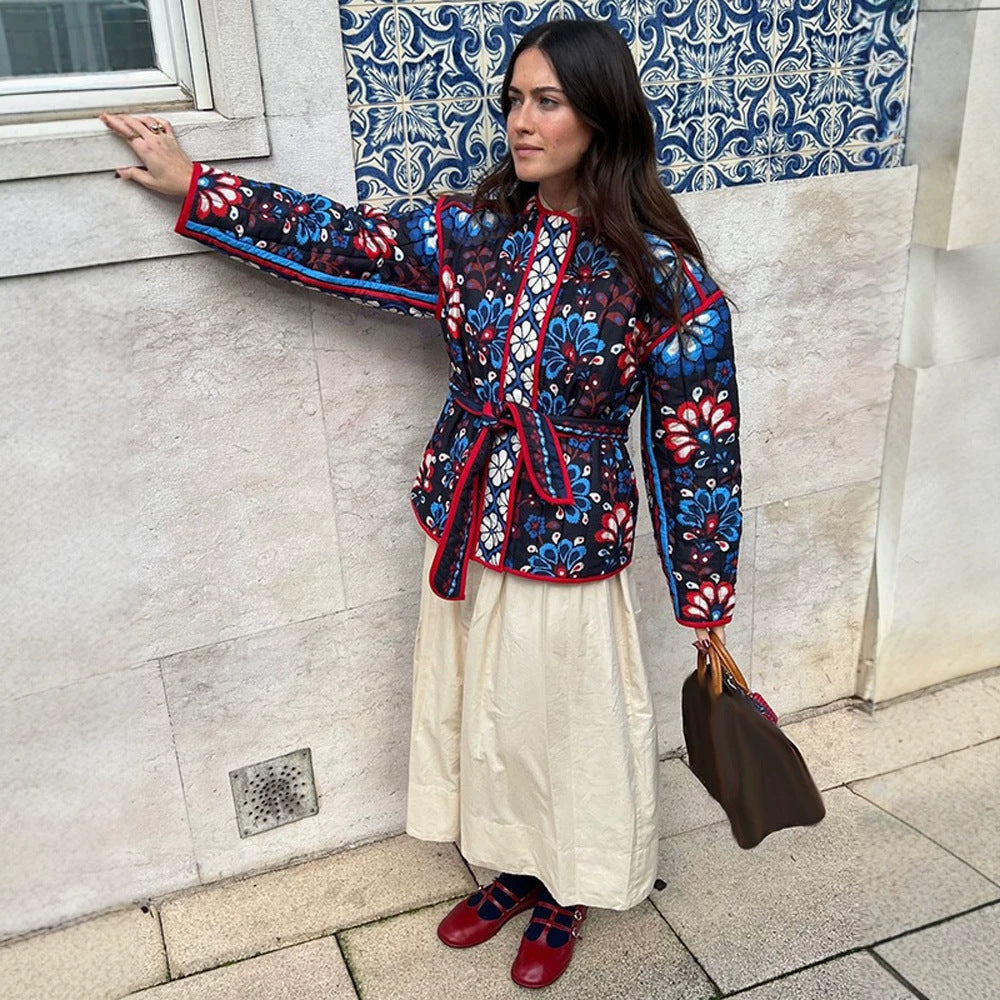 Damen Taillierte gestepptte Jacquard‑Baumwolljacke mit folklorem Blumenmuster & Bindegürtel Drune