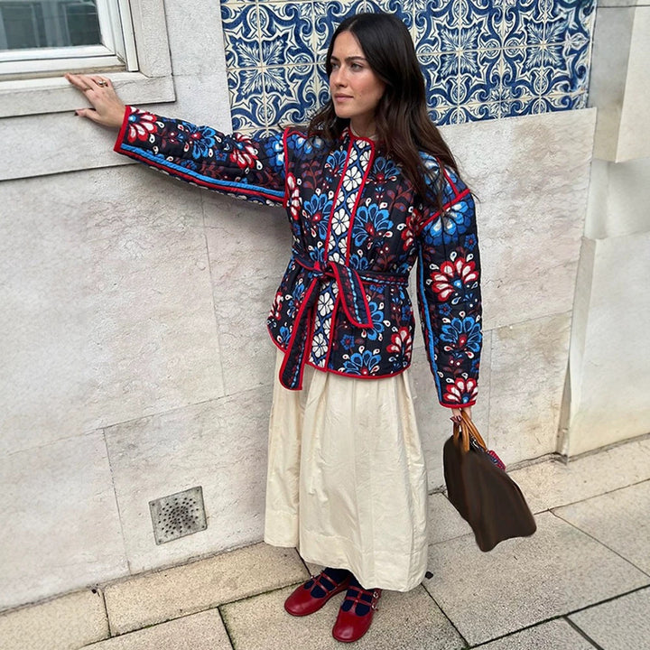 Damen Taillierte gestepptte Jacquard‑Baumwolljacke mit folklorem Blumenmuster & Bindegürtel Drune