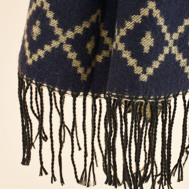 Damen Oversize-Ruana im grafischen Jacquard mit kontrastierter Innenseite und Fransensaum Drune