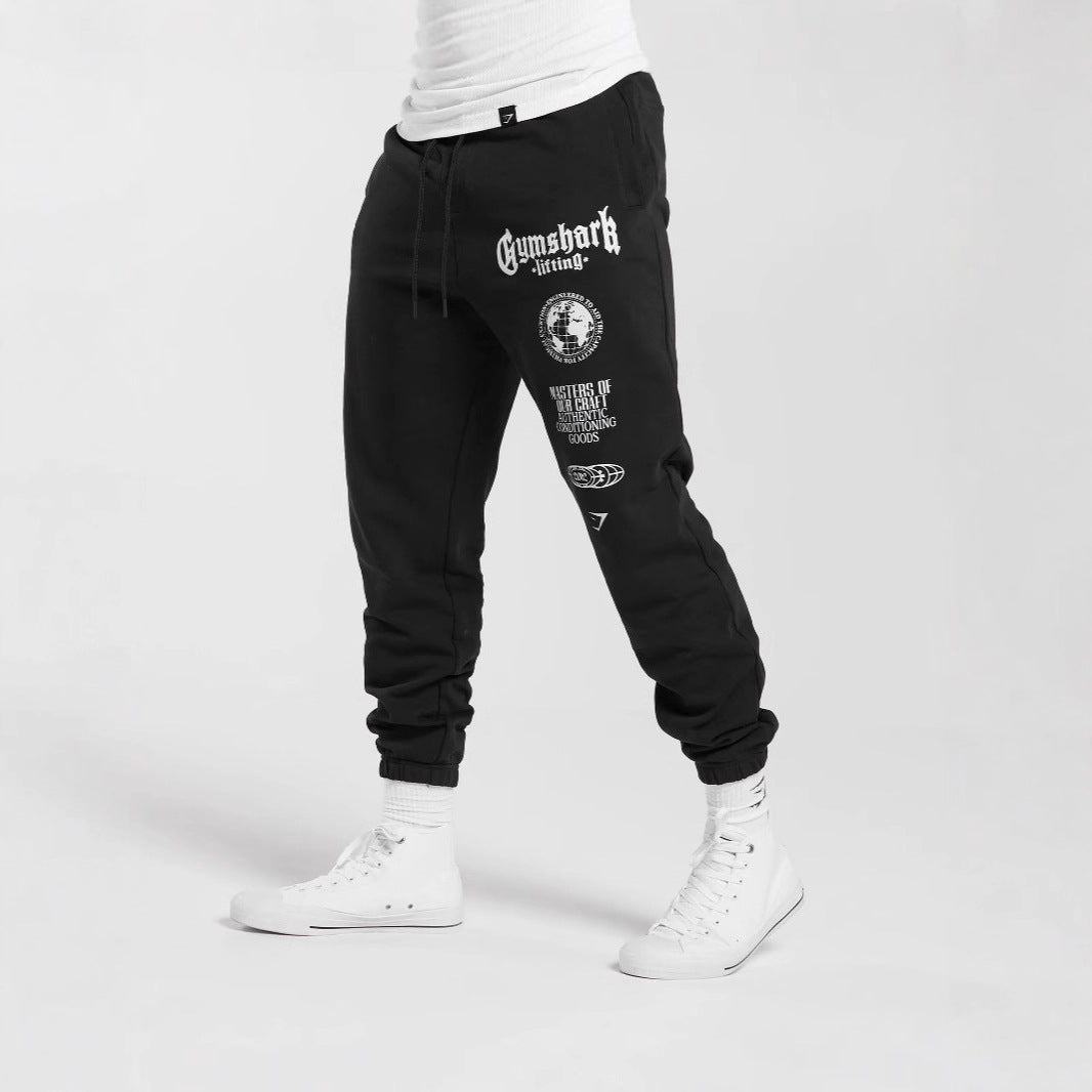 Herren nan konisch geschnittene Baumwollfleece-Sweathose mit elastischem Kordelbund gerippten Beinabschlüssen und großflächigem Logodruck Drune