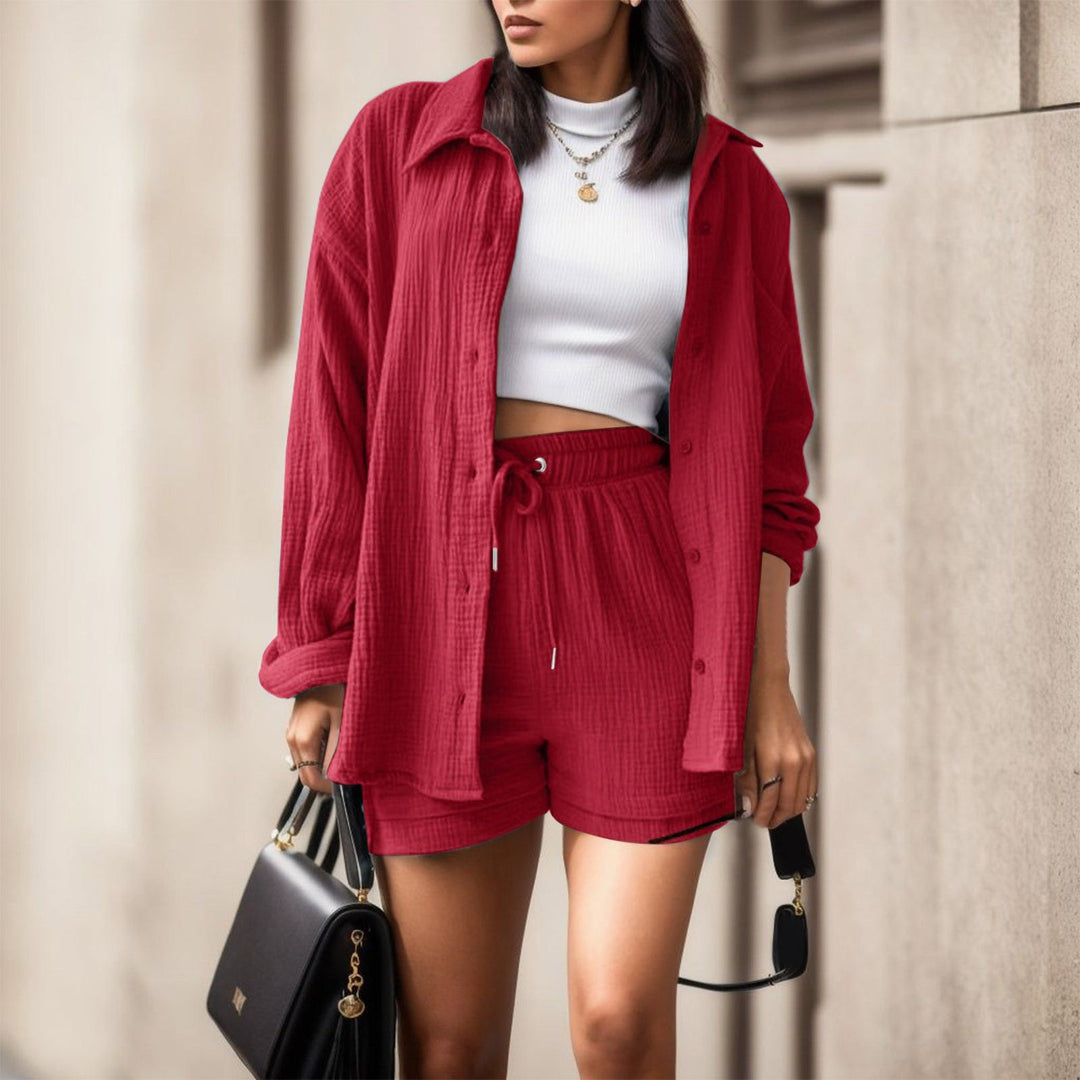 Damen lässiges Sommeroutfit bestehend aus Kurzarmbluse und bequemen Shorts Drune