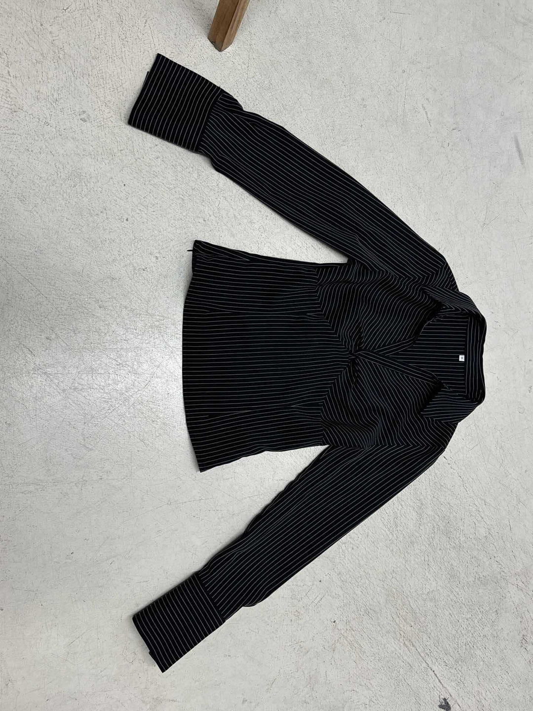 Damen Figurbetontes Langarmshirt mit Hemdkragen und Twist-Detail Drune