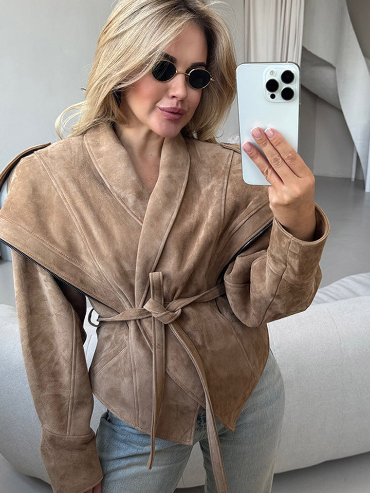 Damen Veloursleder‑Wickeljacke mit breitem Schalkragen und Taillengürtel Drune