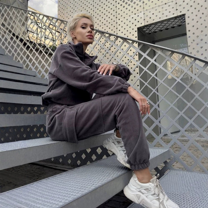 Damen sportlich-elegantes Lounge-Set aus schwerem Baumwollfleece mit Stehkragen, Kängurutasche und Cargo-Beintasche Drune