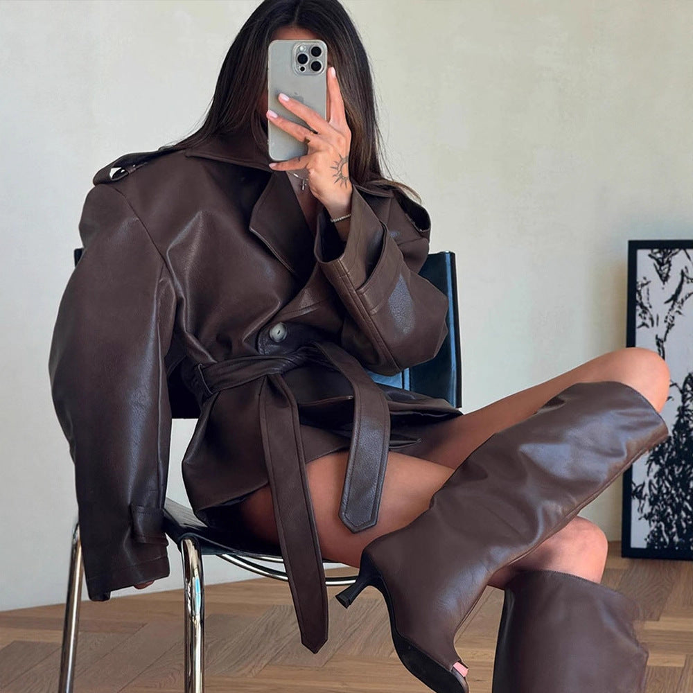 Damen Kurzjacke aus Lederimitat mit Taillengürtel und Oversize‑Schulterpartie Drune