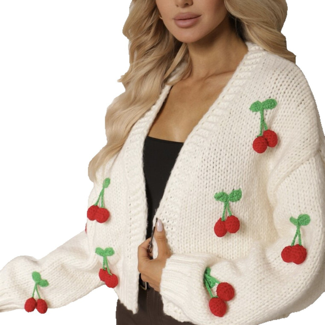 Damen Kurzcardigan aus grobem Strick mit gehäkelten Kirschen-Applikationen und V-Ausschnitt Drune